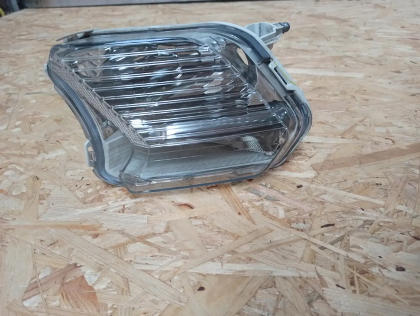Фара противотуманная левая к Ford Escape 2013