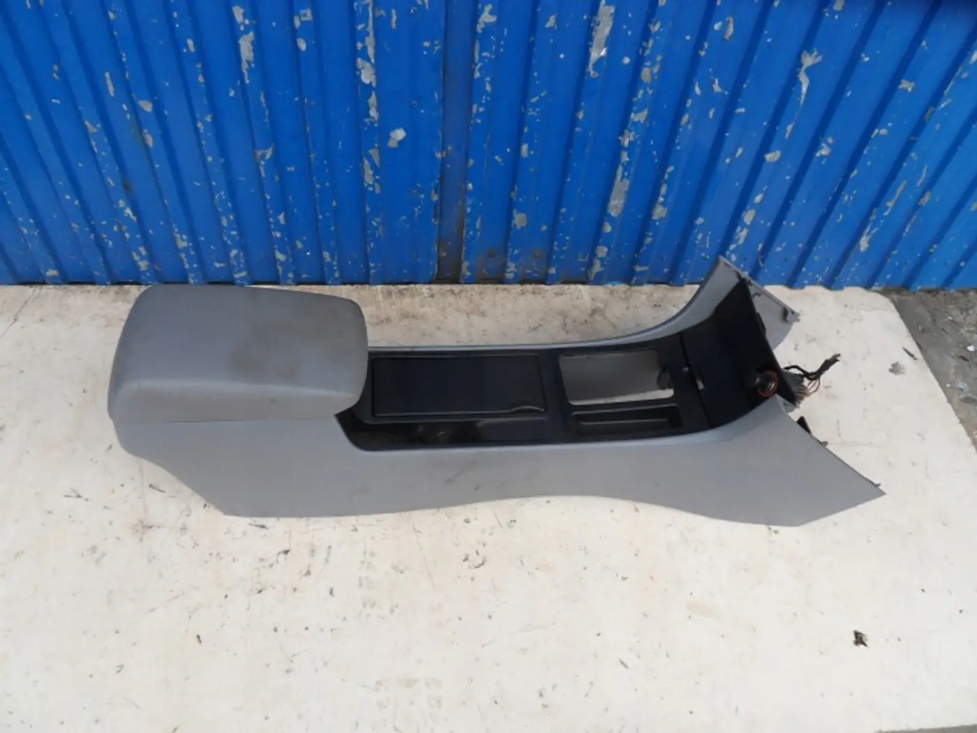 Подлокотник к Mazda 5 2005