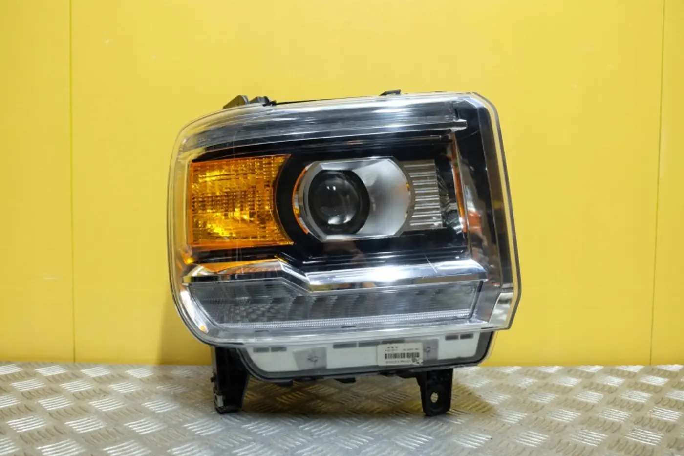 Фара правая к GMC Sierra 2002