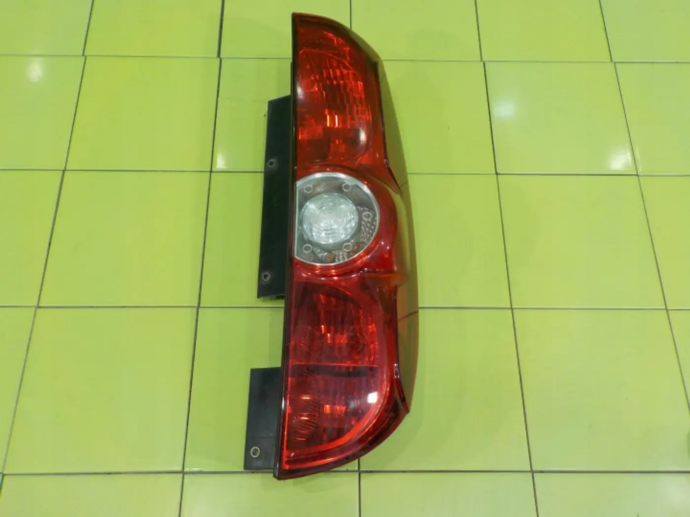 Фонарь задний правый к Opel Combo 2011