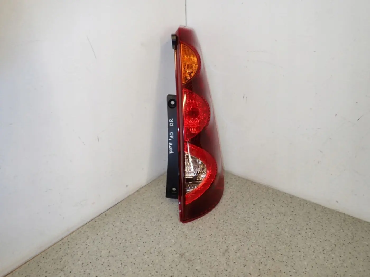 Фонарь задний левый к Nissan Note 2009