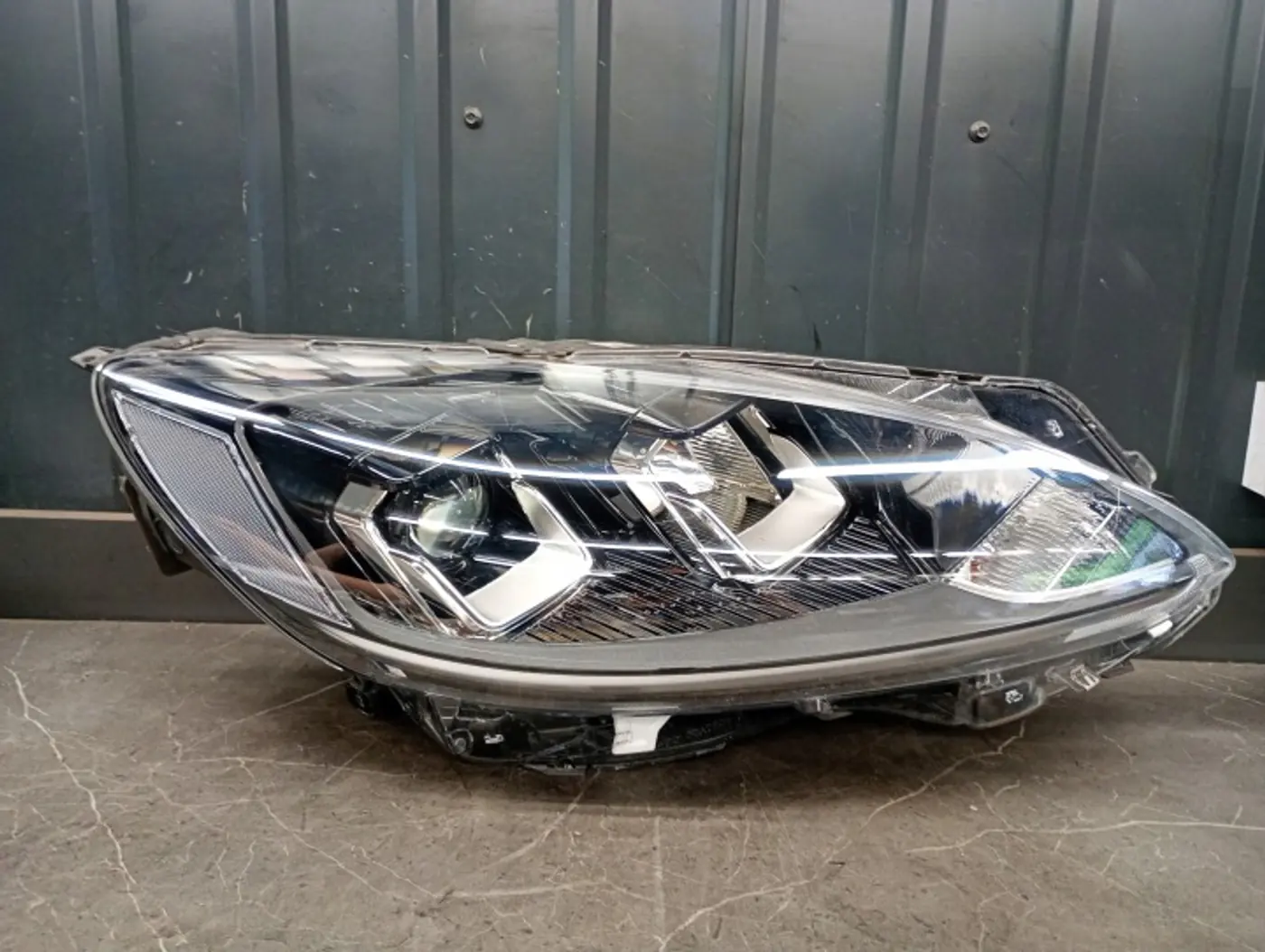 Фара правая к Ford Kuga 2019