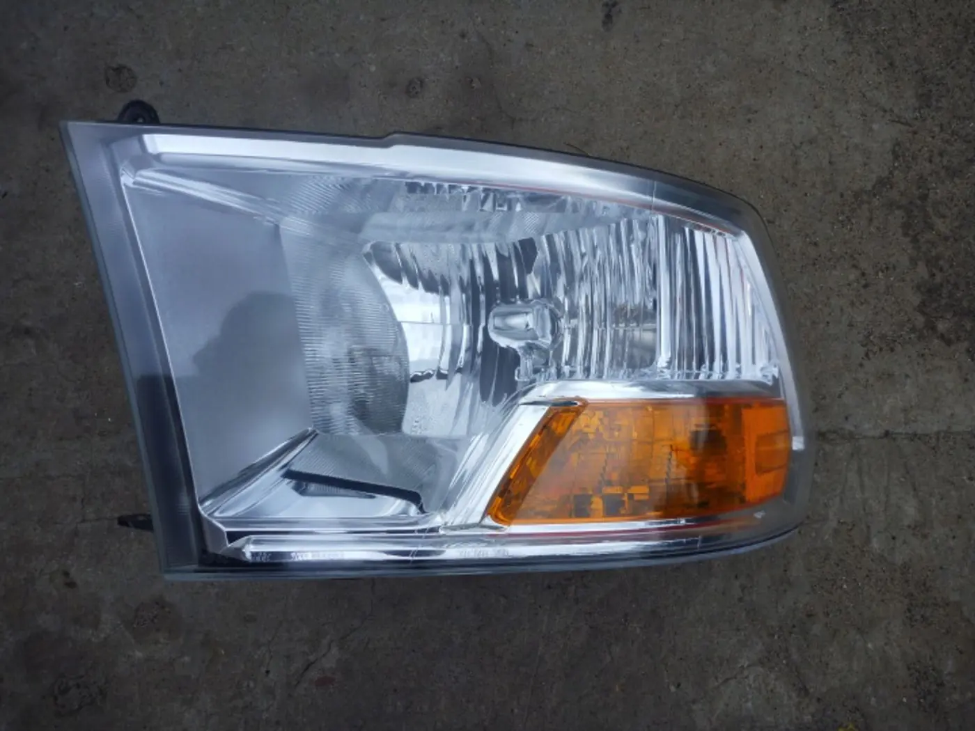 Фара левая к Dodge RAM 2009