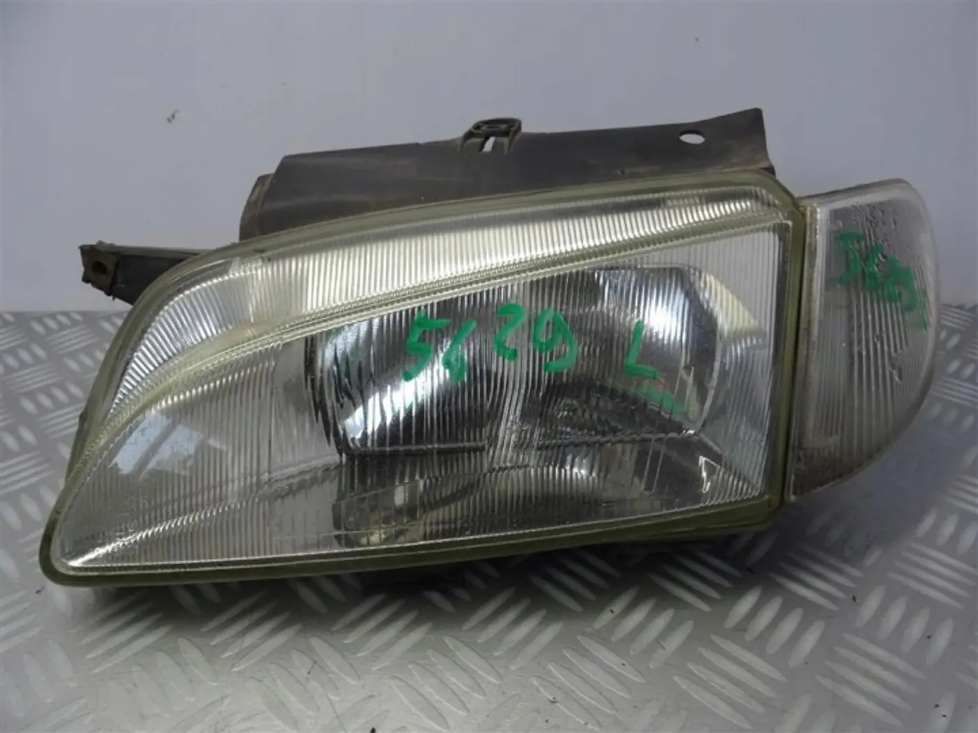 Фара левая к Peugeot Partner 2002