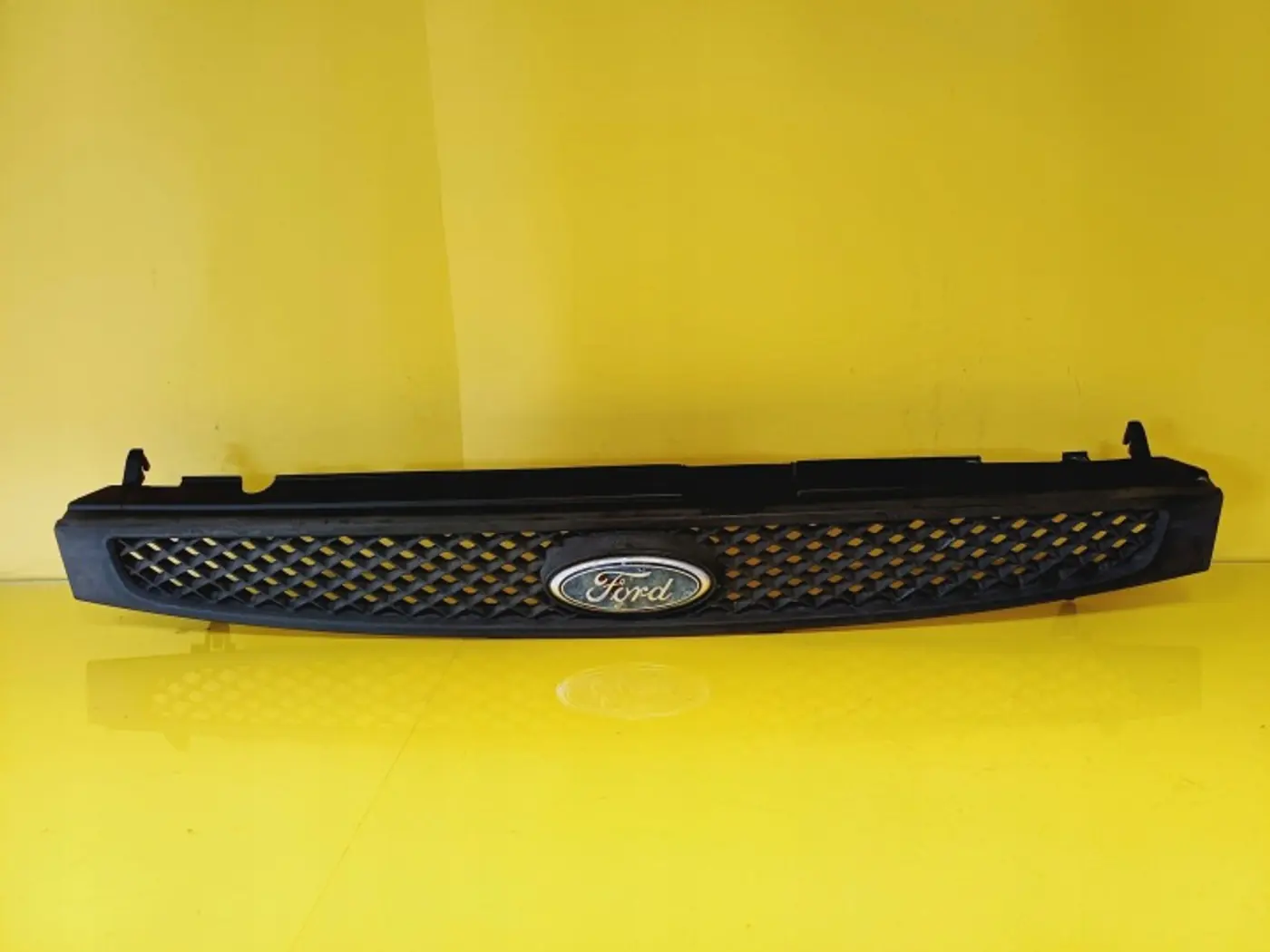 Решетка радиатора к Ford Fiesta 2001
