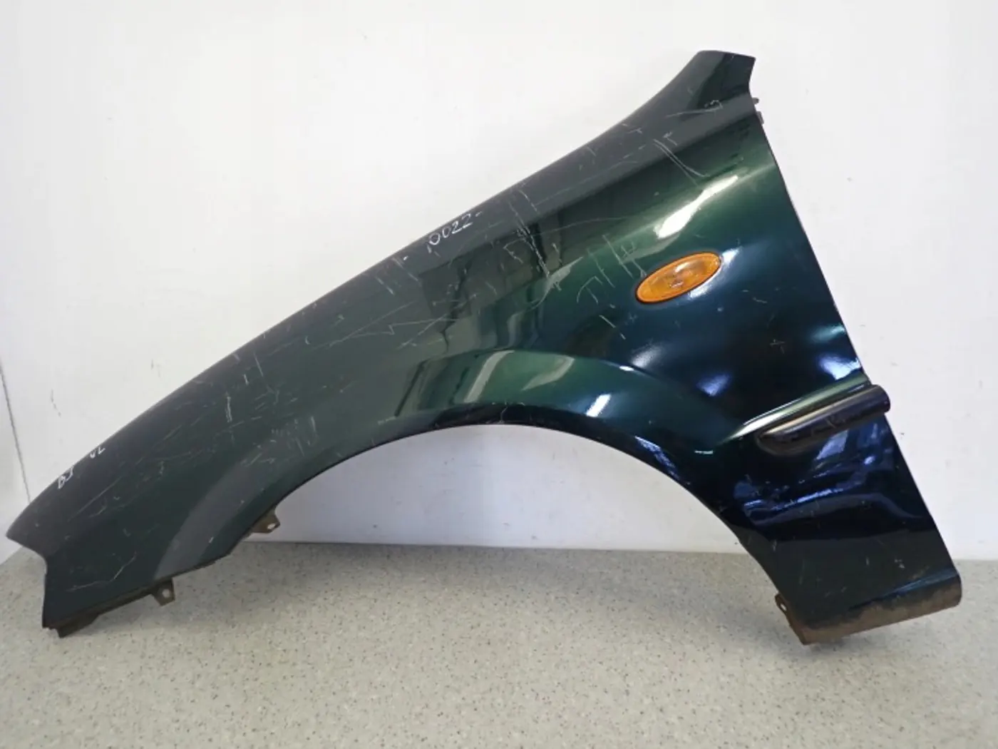 Крыло переднее левое к Mazda 323 1998