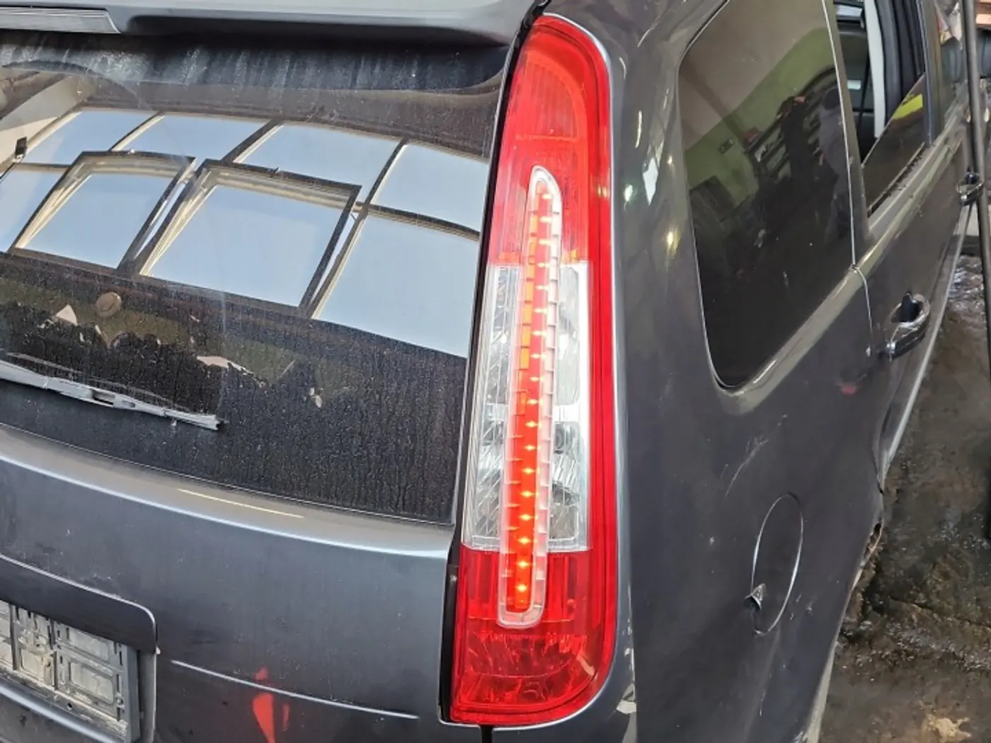 Фонарь задний правый к Ford C-MAX 2007