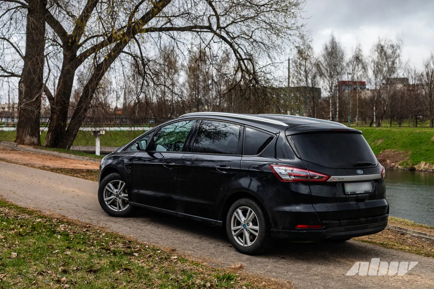 Полтора литра на всю семью: секонд-тест семиместного Ford S-MAX