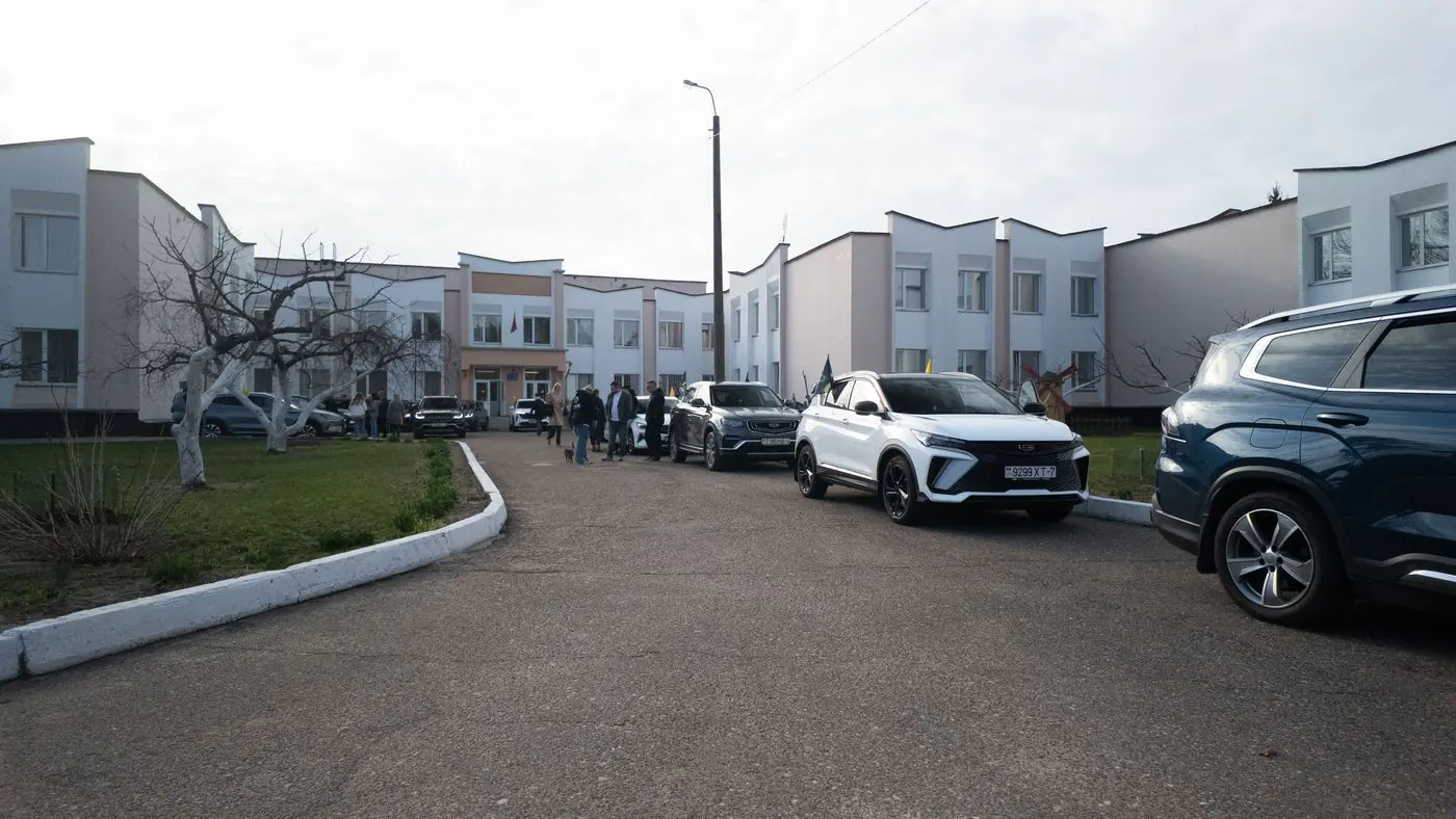 25 машин в колонне: владельцы Geely и Belgee устроили праздник для детей из интерната