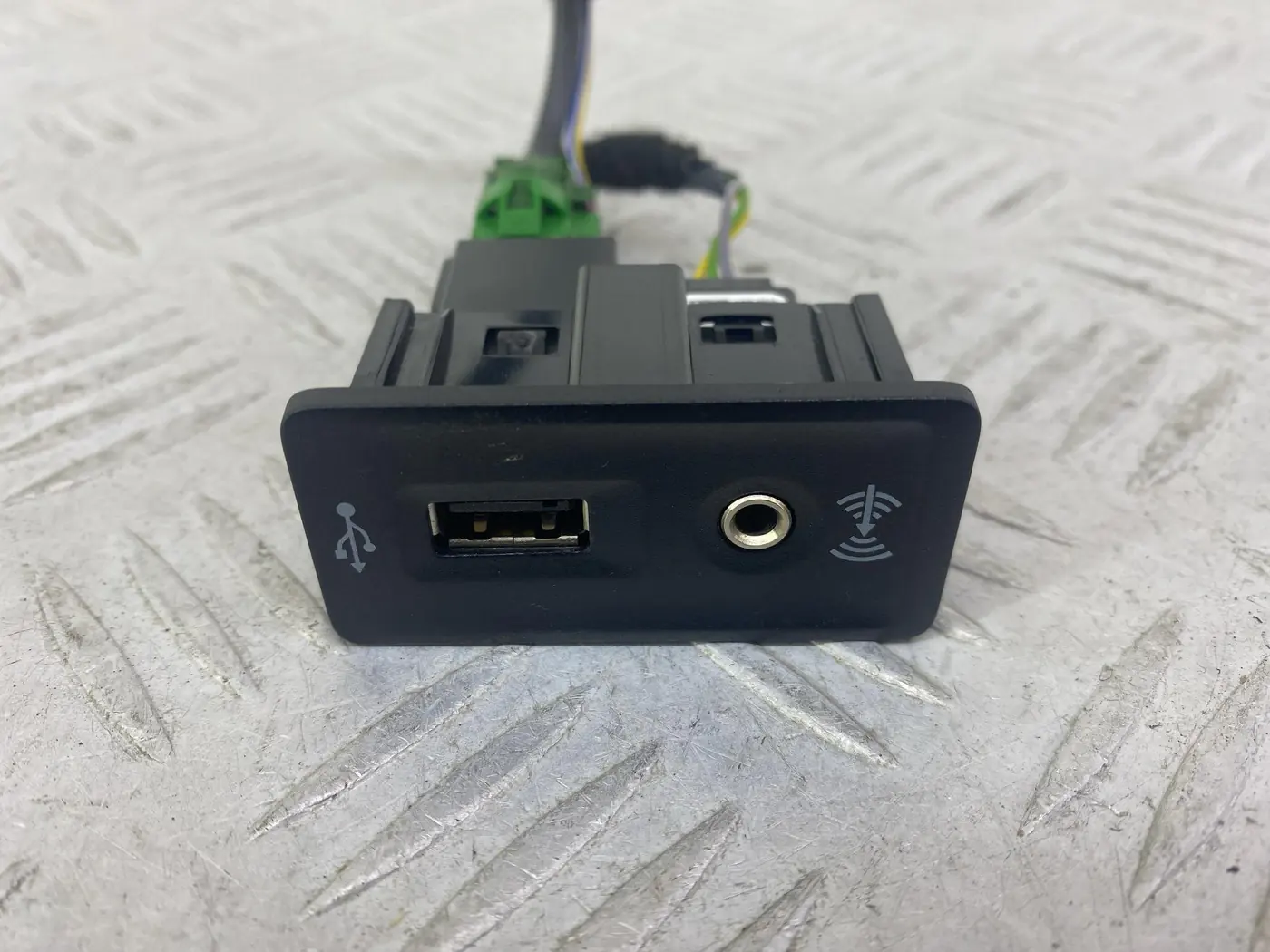 Разъем AUX / USB к Volkswagen Golf 2018