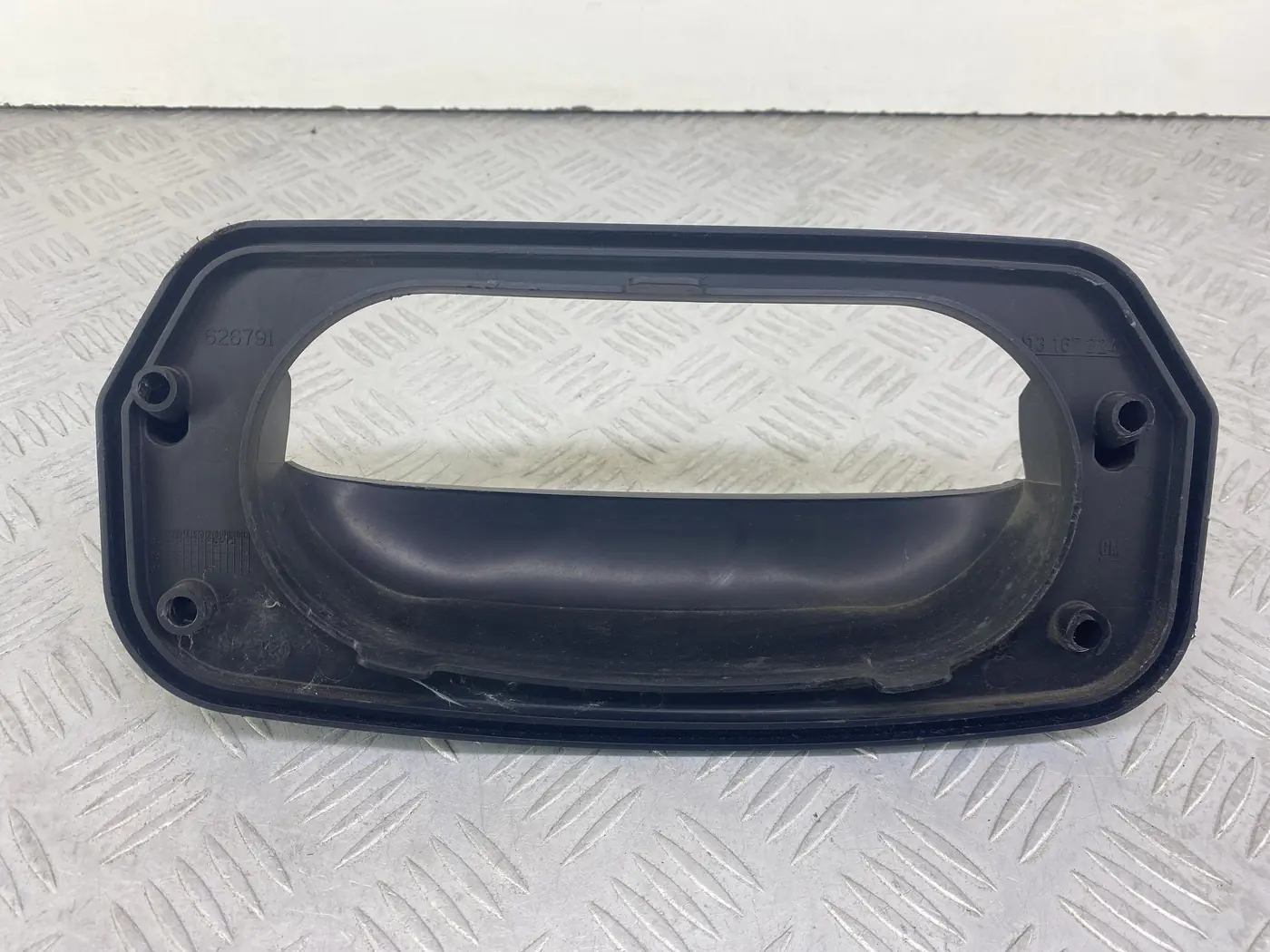 Воздухозаборник к Opel Zafira 2005