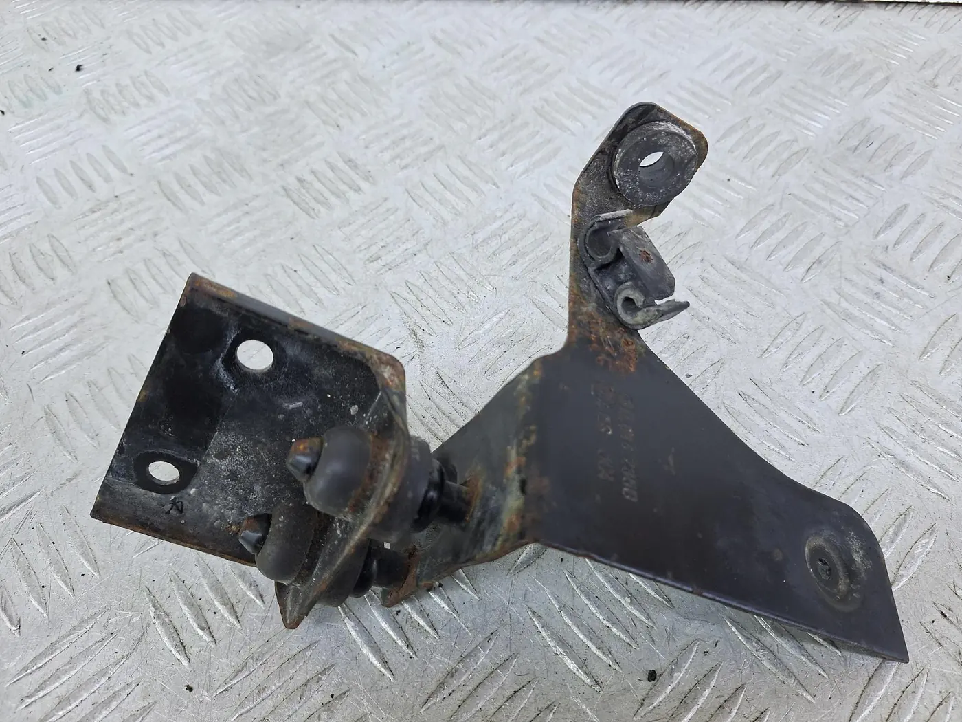 Крепление блока ABS к Skoda Fabia 2002