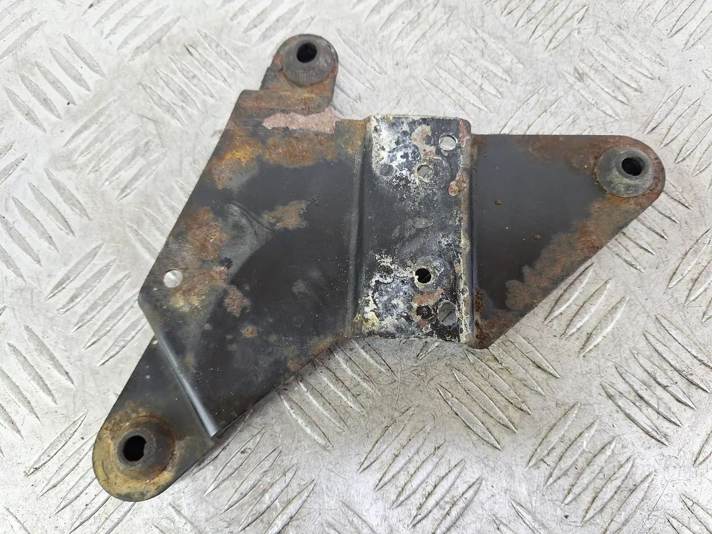 Крепление блока ABS к Peugeot 206 2006