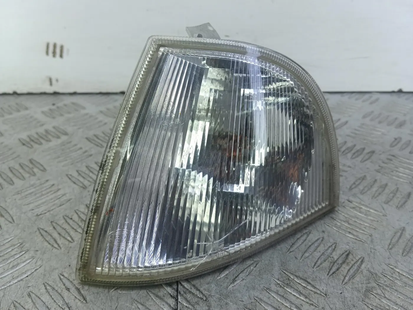 Поворотник левый к Skoda Octavia 2000