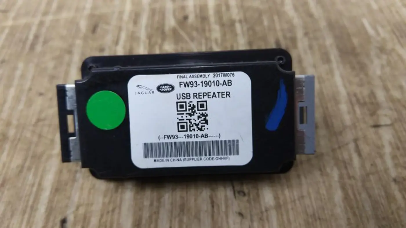 Разъем AUX / USB к Jaguar F-Pace 2018
