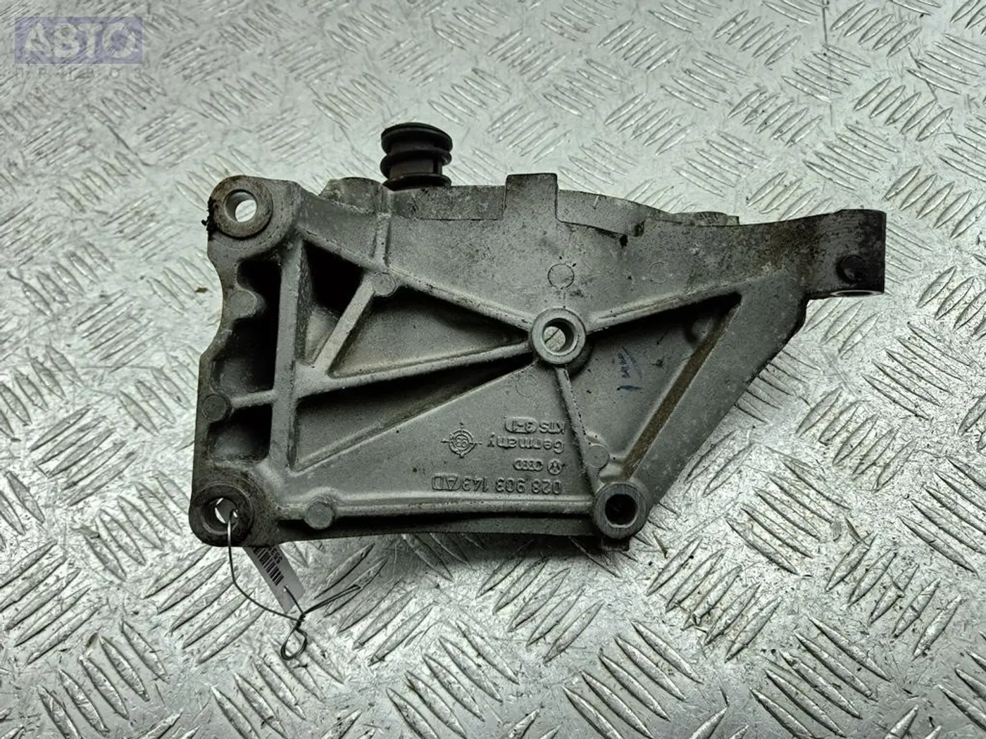 Кронштейн генератора к Volkswagen Golf 1993