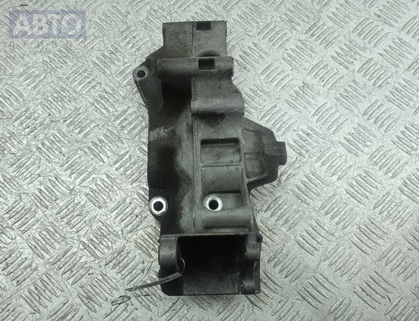 Кронштейн генератора к Volkswagen Golf 2002