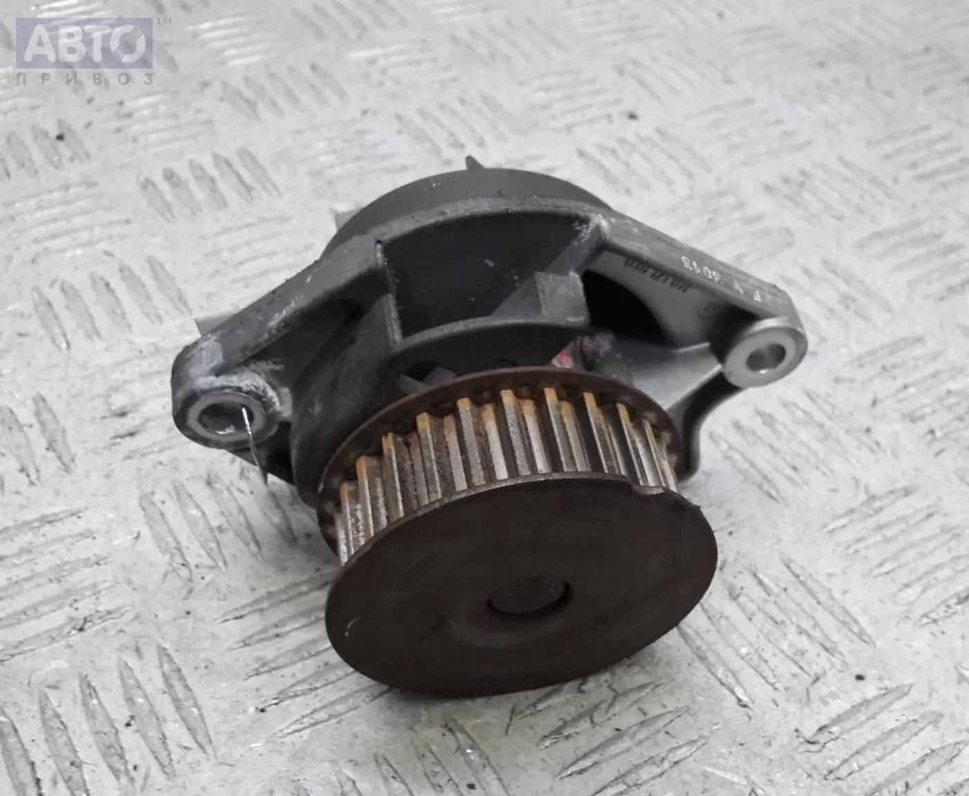 Помпа к Volkswagen Golf 2004