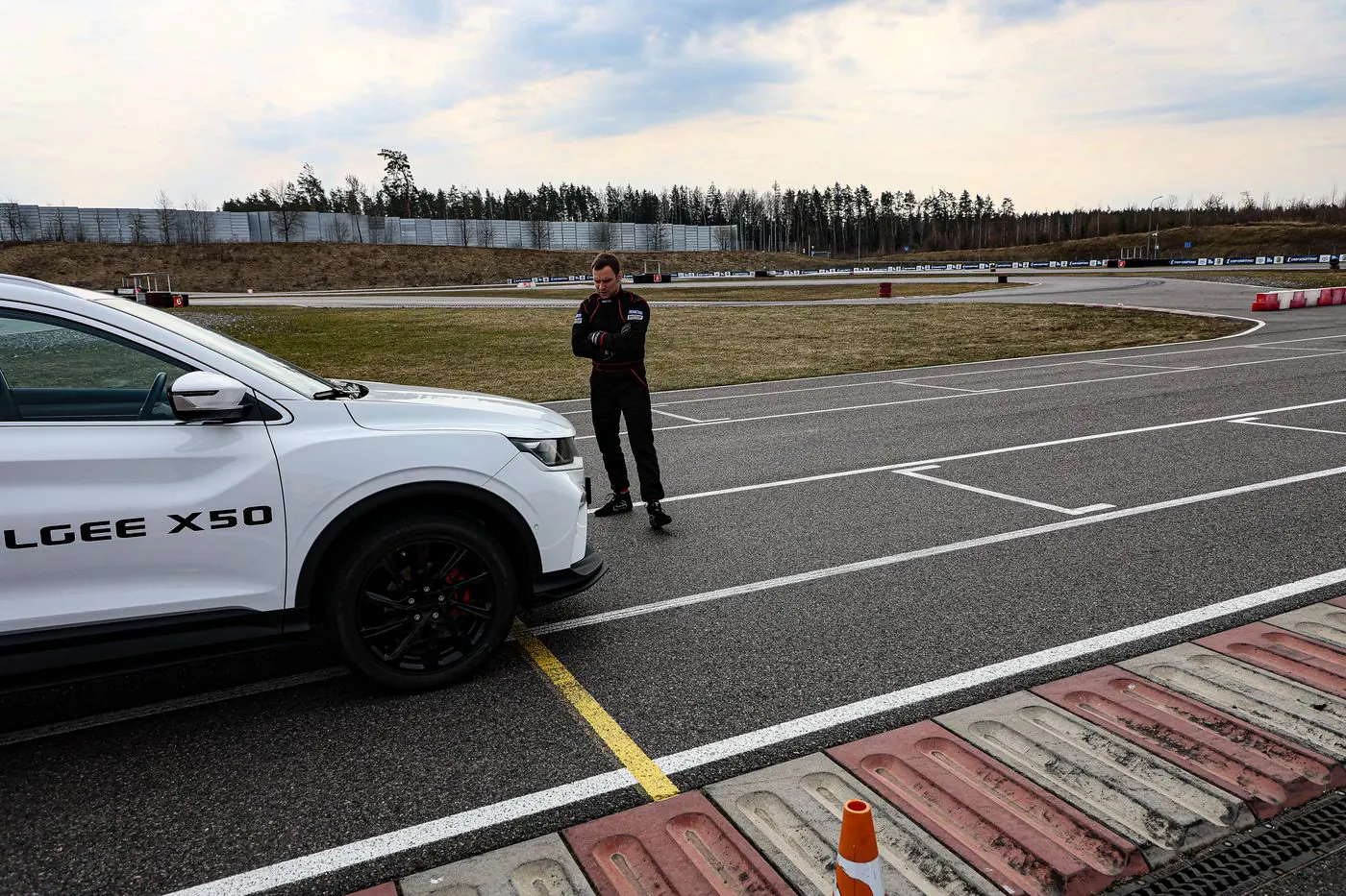 «Китай» наступает на пятки топам: сравниваем шины на автодроме