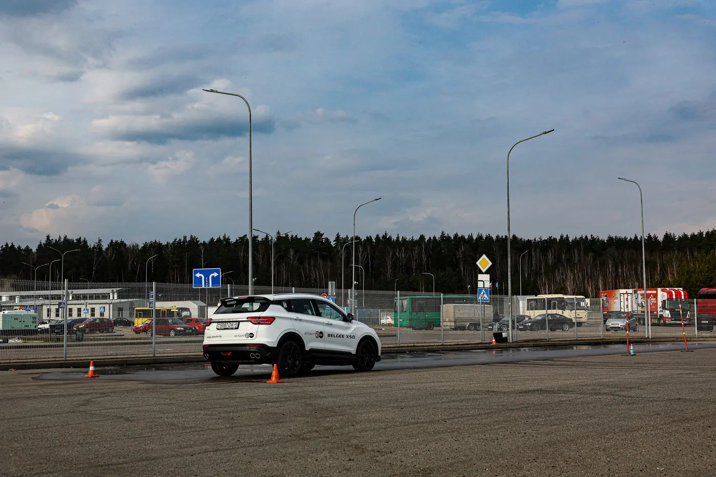 «Китай» наступает на пятки топам: сравниваем шины на автодроме