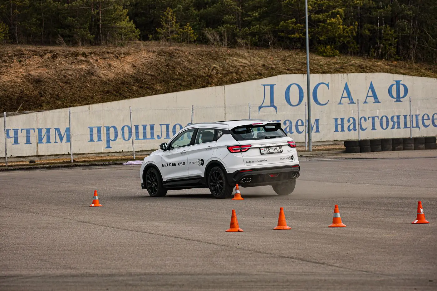 «Китай» наступает на пятки топам: сравниваем шины на автодроме