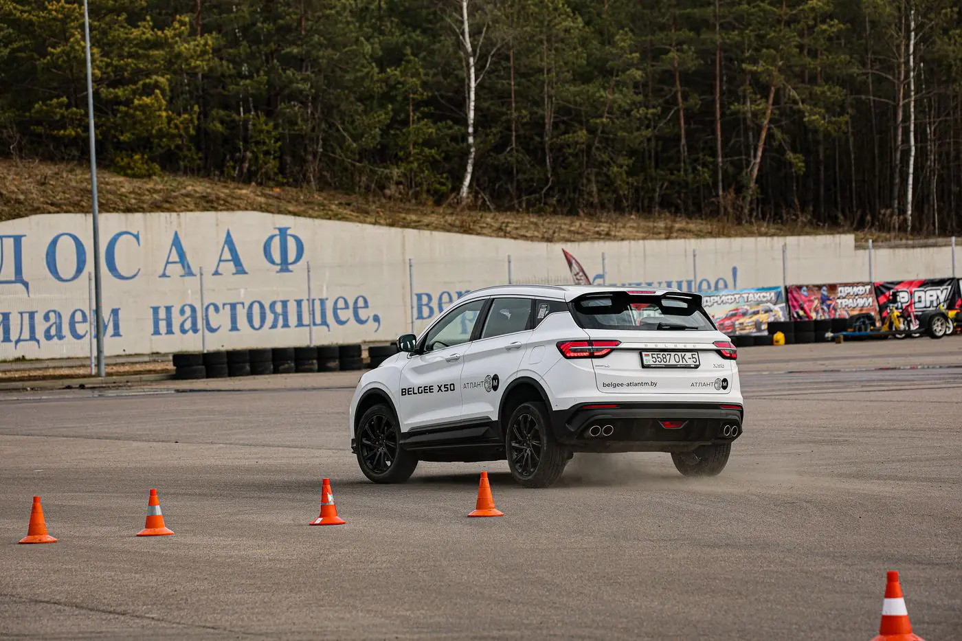 «Китай» наступает на пятки топам: сравниваем шины на автодроме