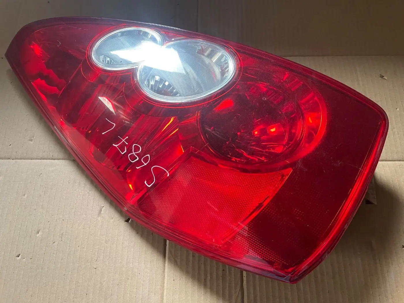 Фонарь задний левый к Mazda 5 2005