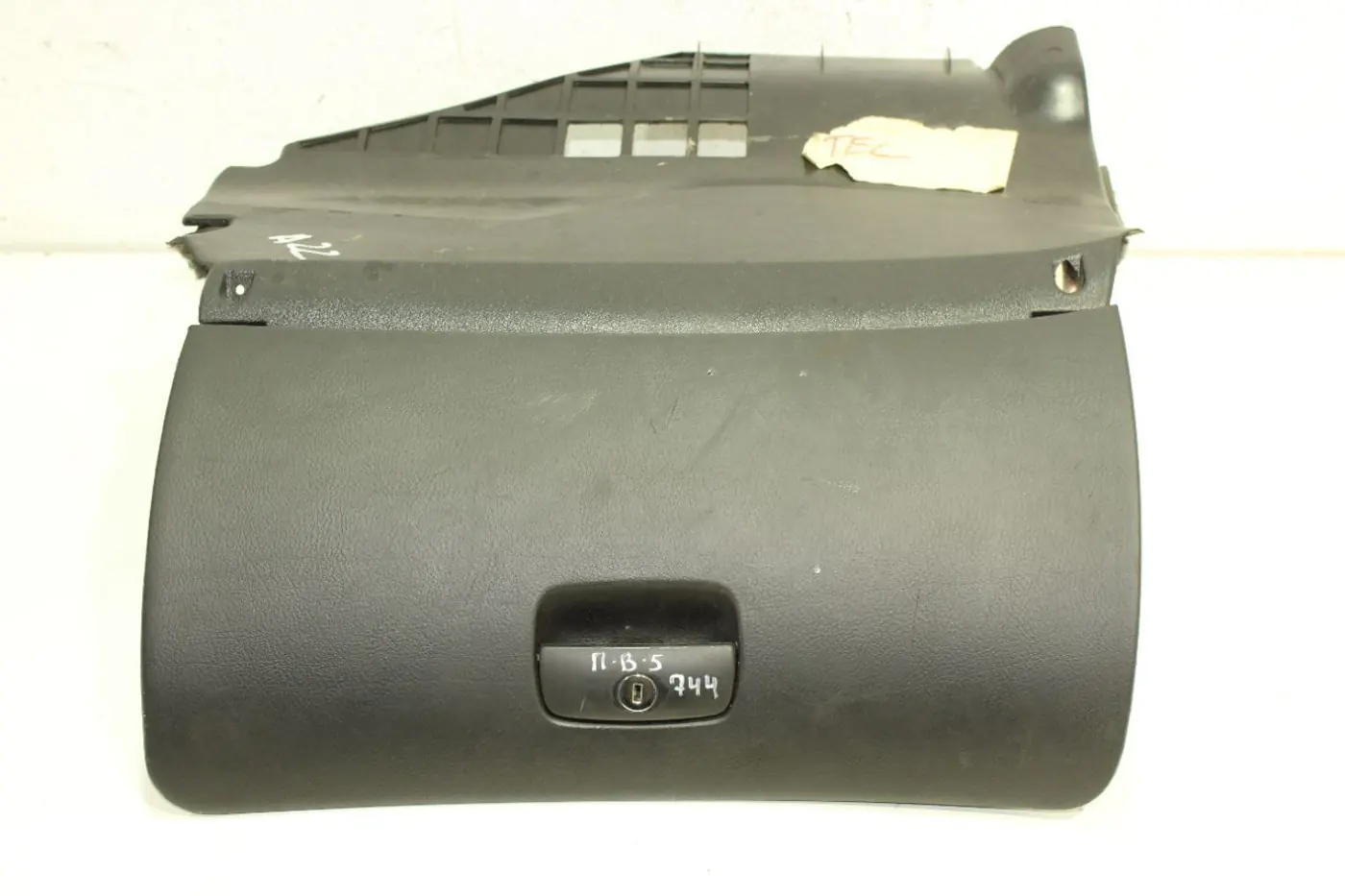 Бардачок к Volkswagen Passat 2002