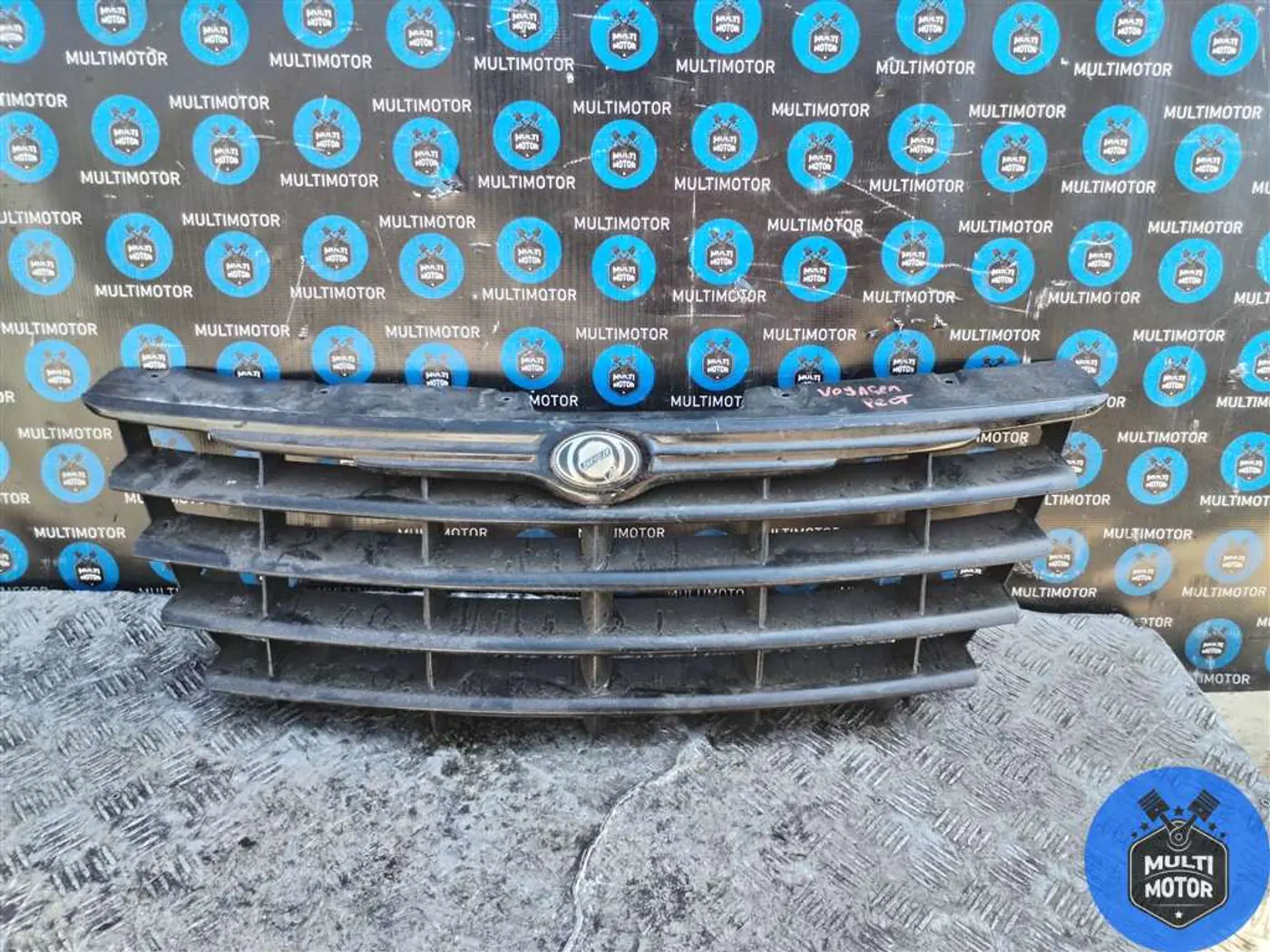 Решетка радиатора к Chrysler Voyager 2005