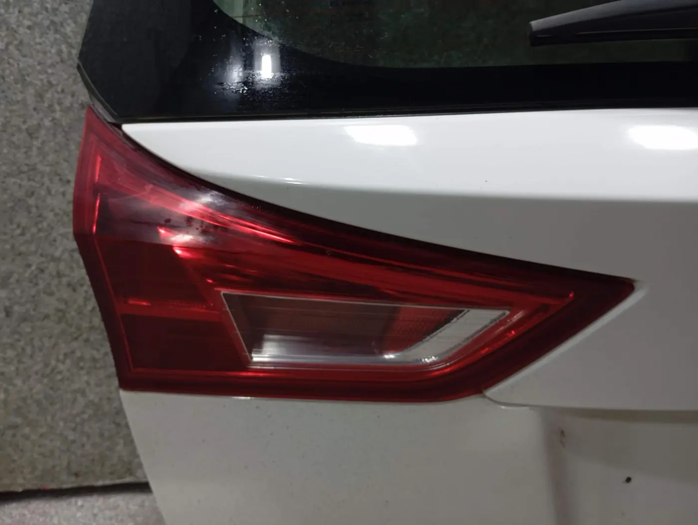 Фонарь крышки багажника левый к Toyota Auris 2014