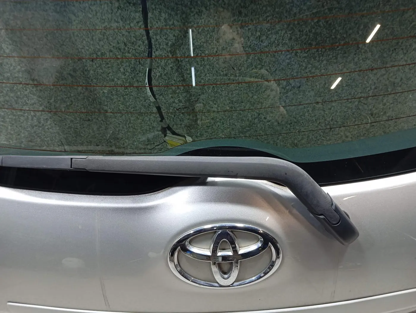 Щеткодержатель задний к Toyota Auris 2011