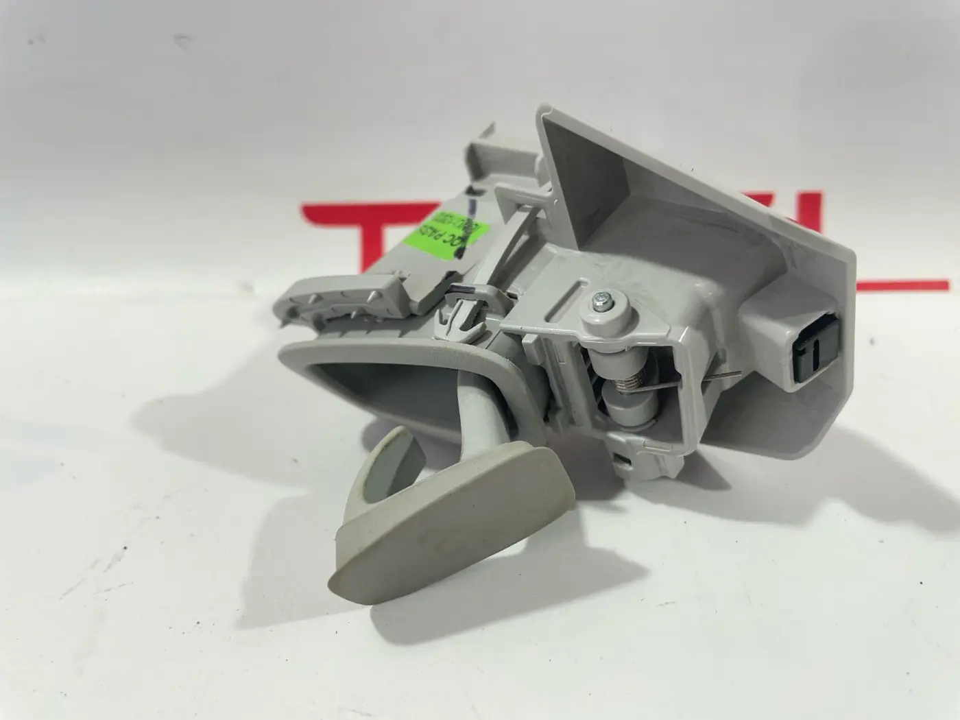 Крючок для одежды к Tesla Model 3 2019