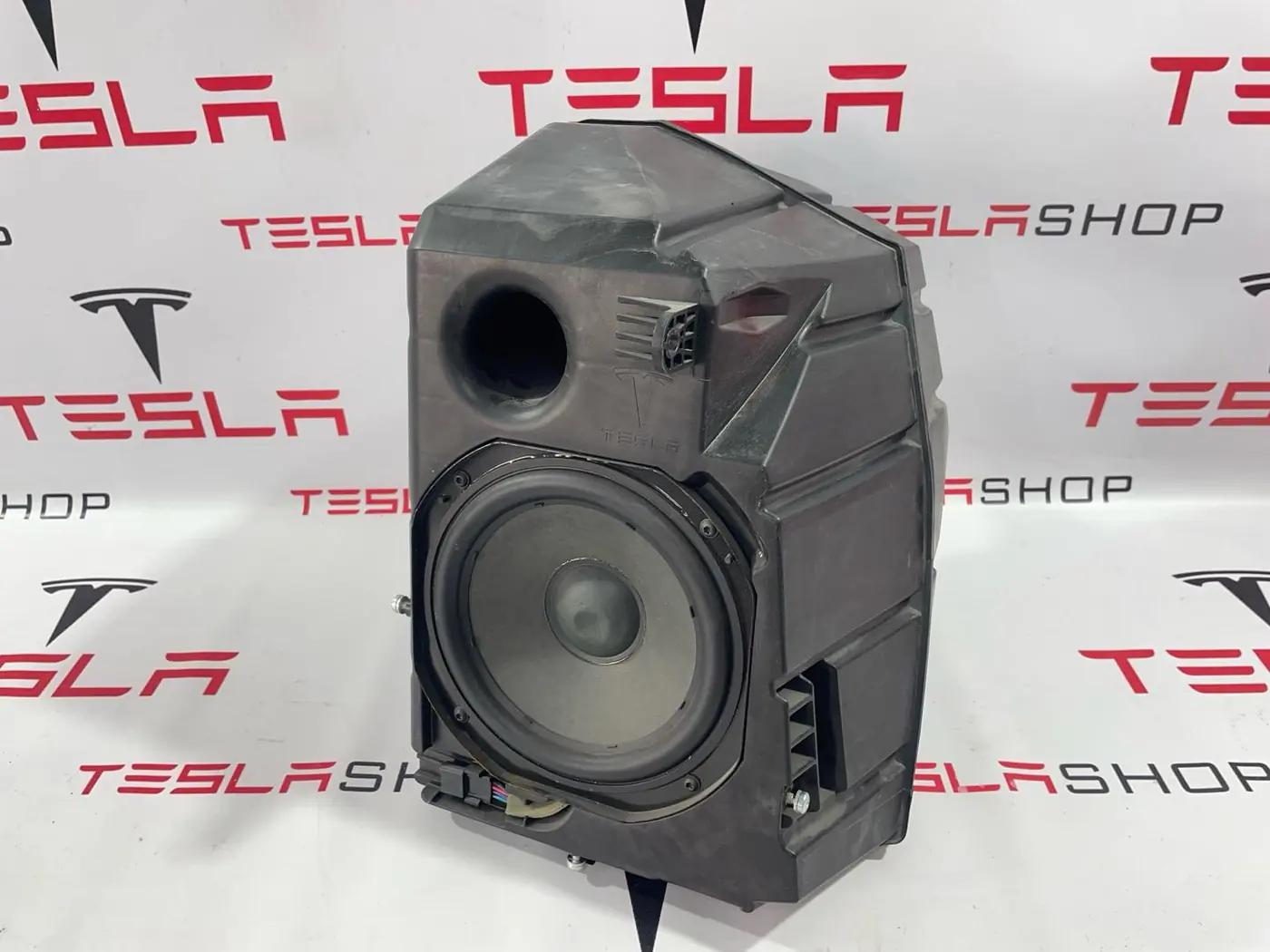 Сабвуфер к Tesla Model 3 2019