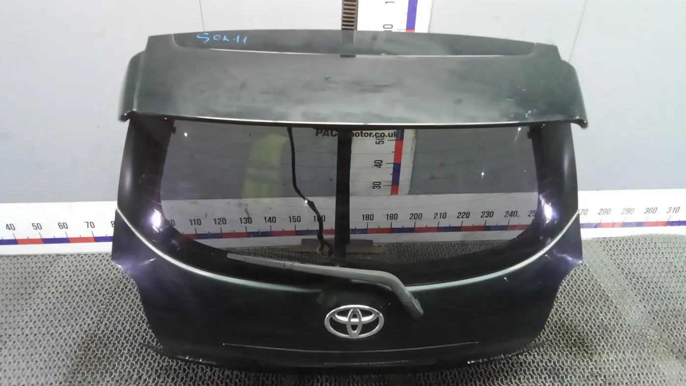 Замок двери к Toyota Auris 2009