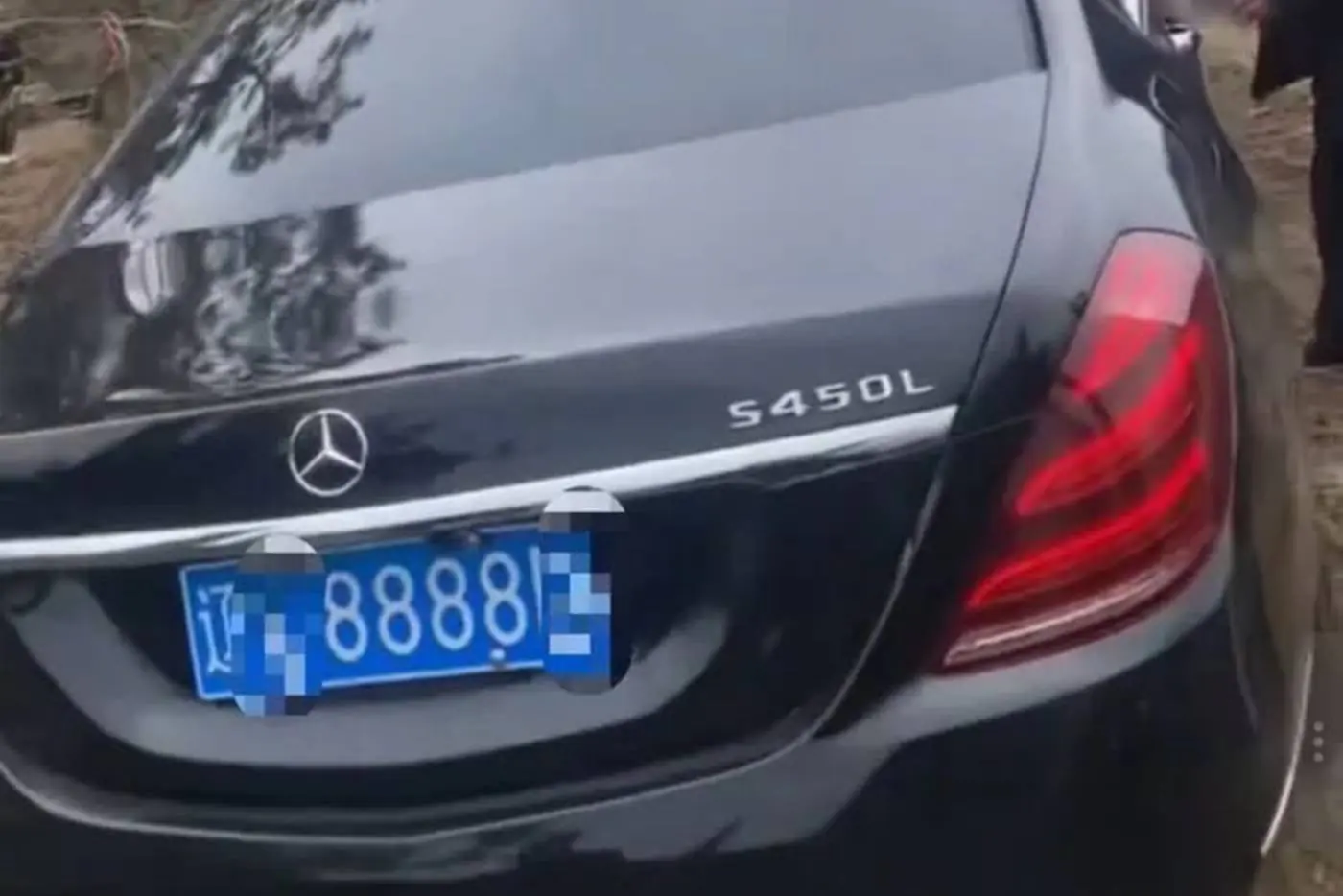 В Китае Mercedes-Benz «похоронили» вместе с владельцем