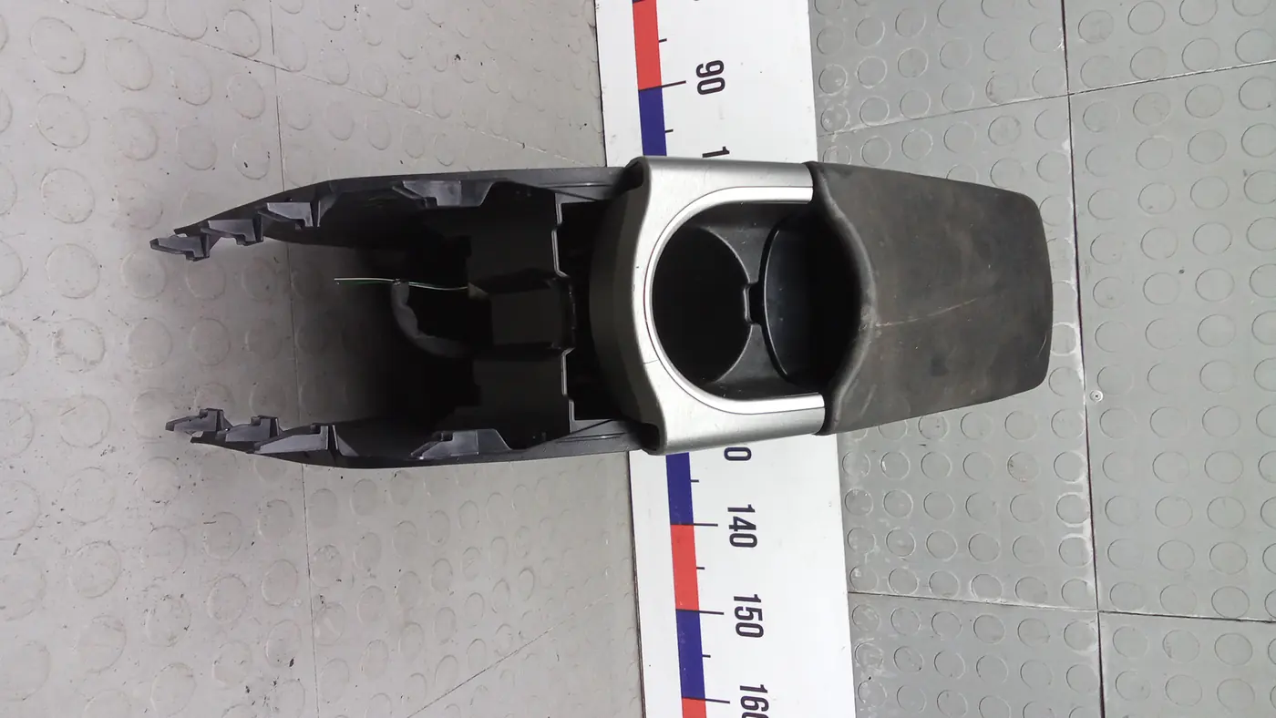 Подлокотник к Toyota Prius 2013