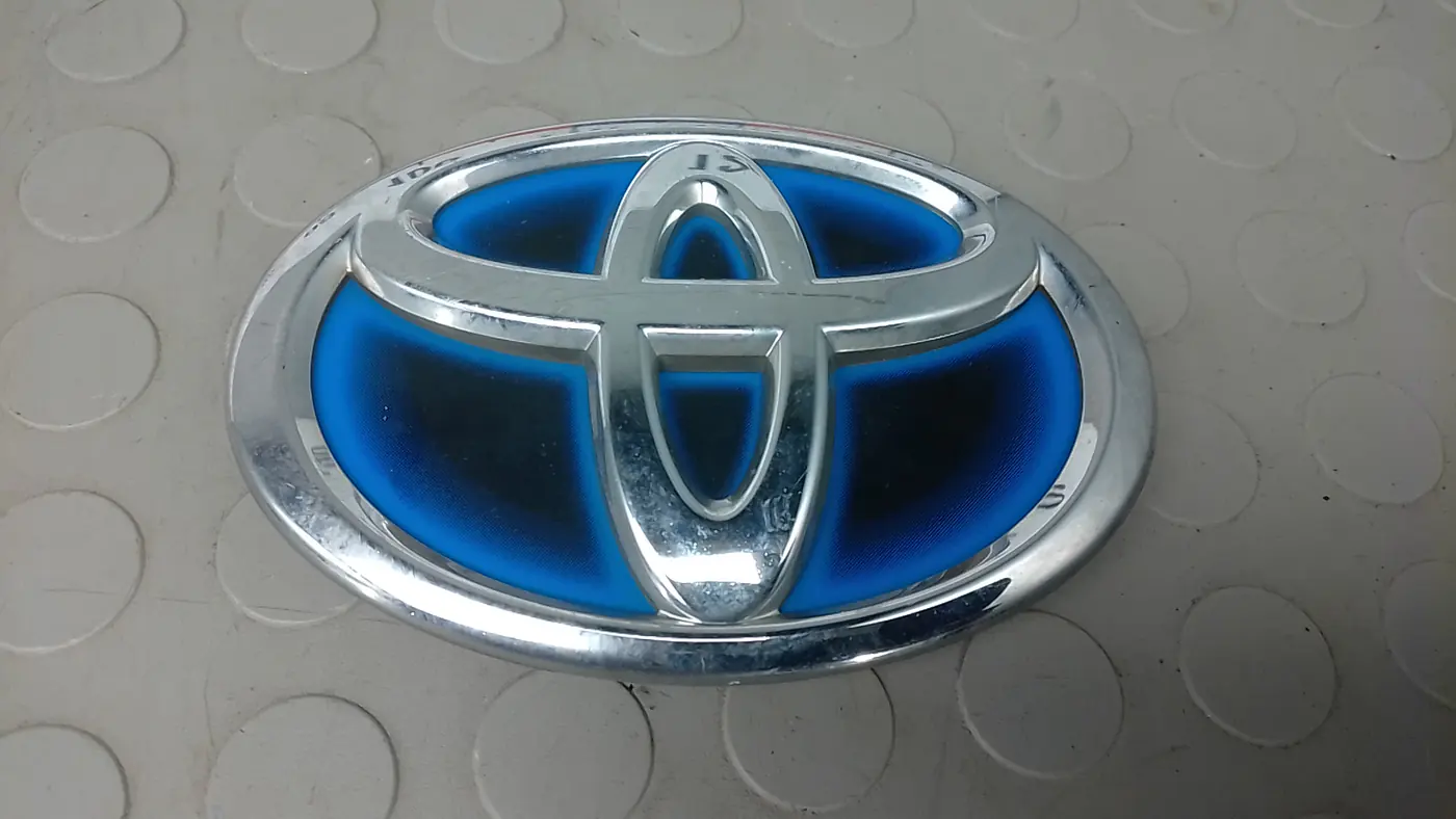 Эмблема к Toyota Prius 2013