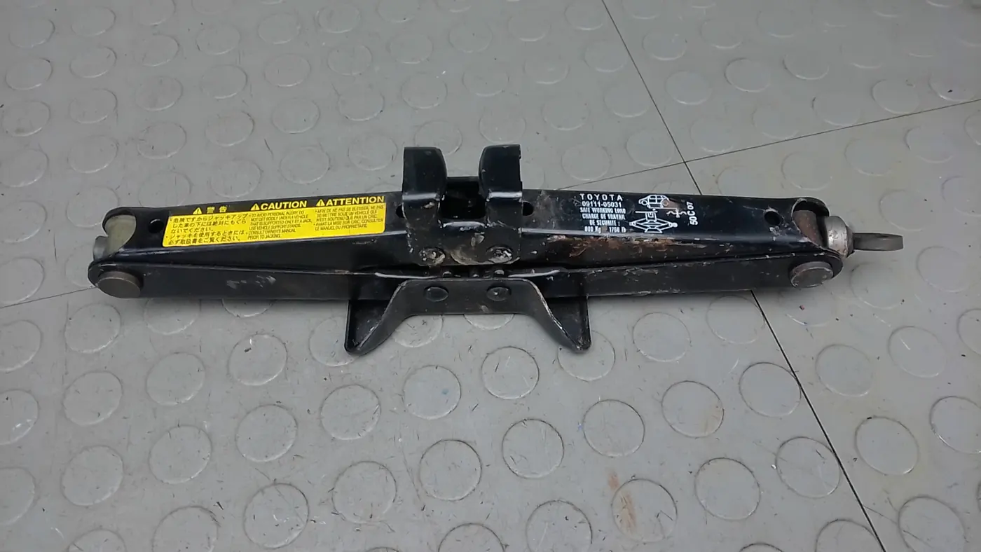 Домкрат к Toyota Auris 2008