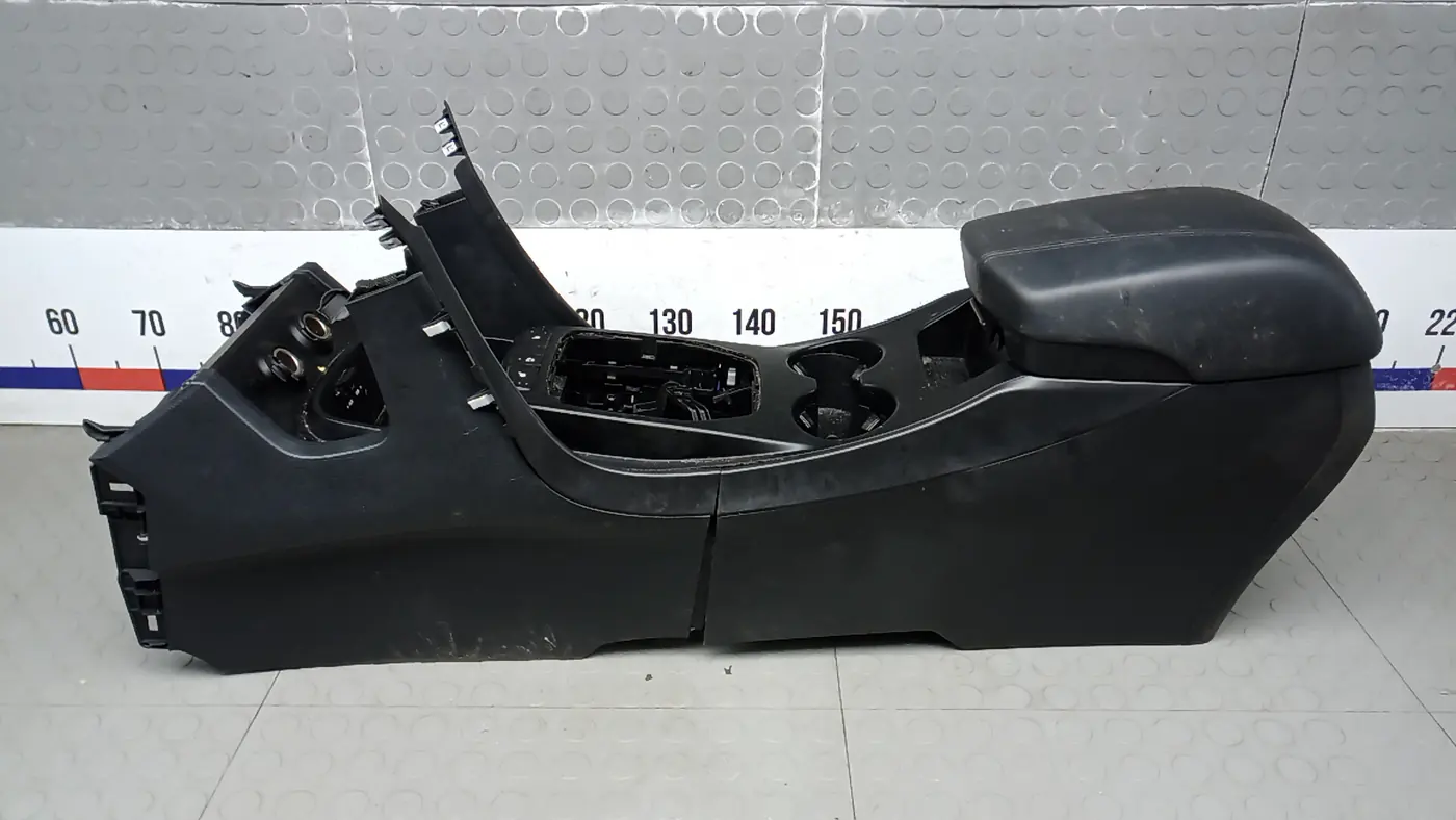 Подлокотник к Hyundai Santa Fe 2015