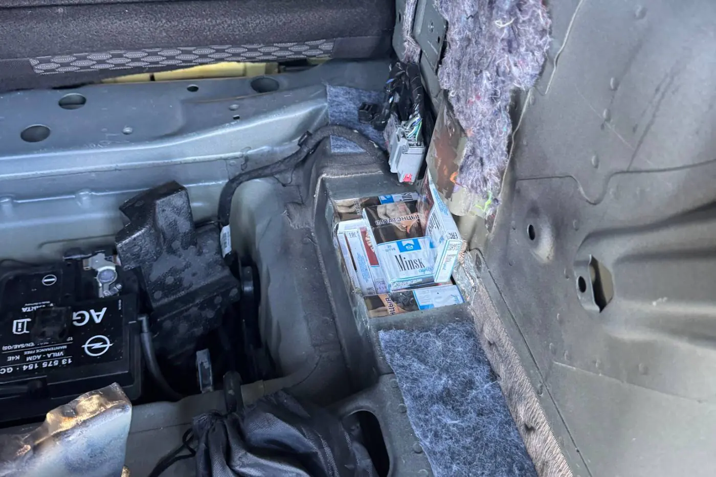 Белорус спрятал сигареты в скрытых полостях автомобиля — таможня нашла всё