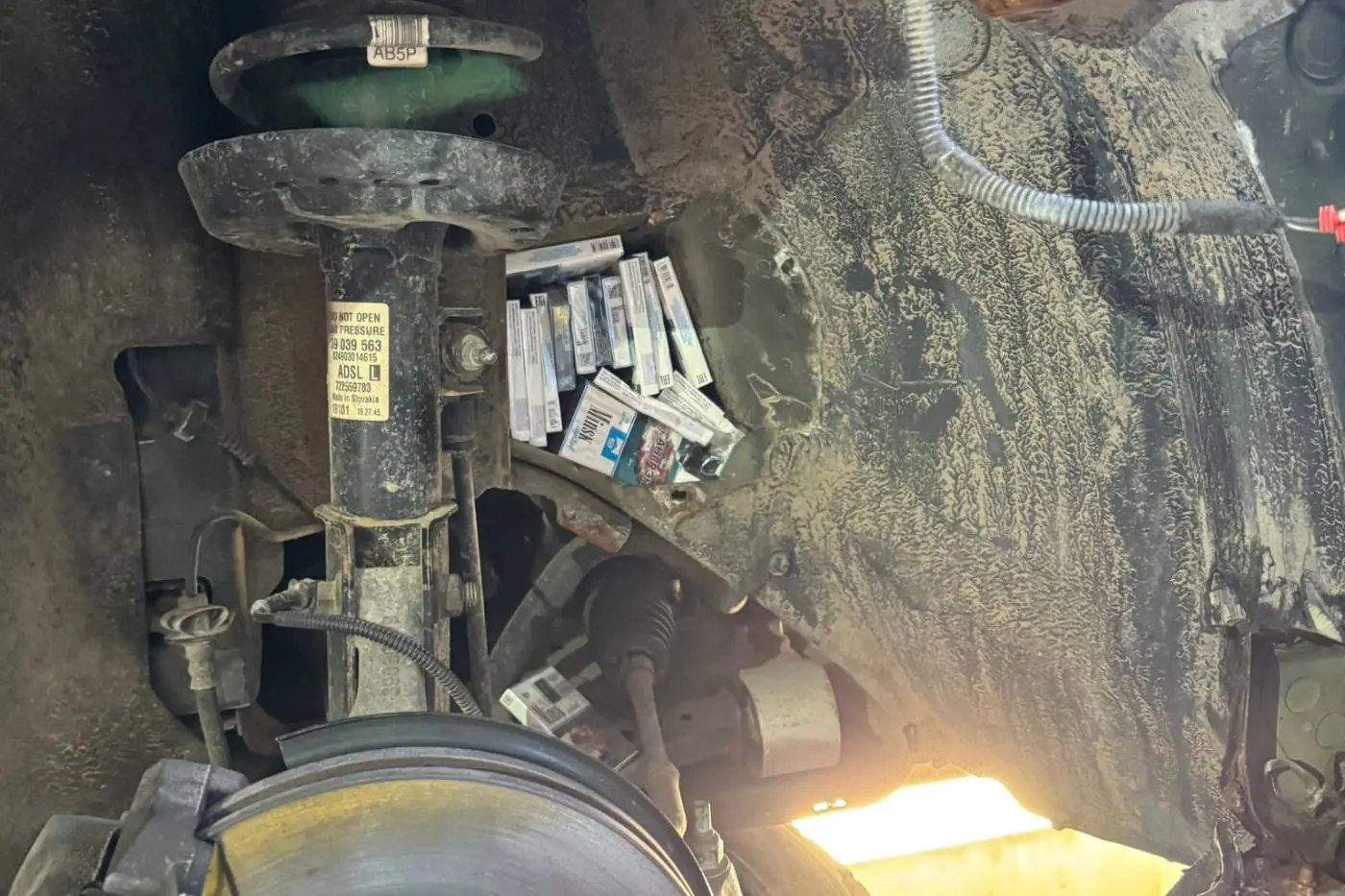 Белорус спрятал сигареты в скрытых полостях автомобиля — таможня нашла всё