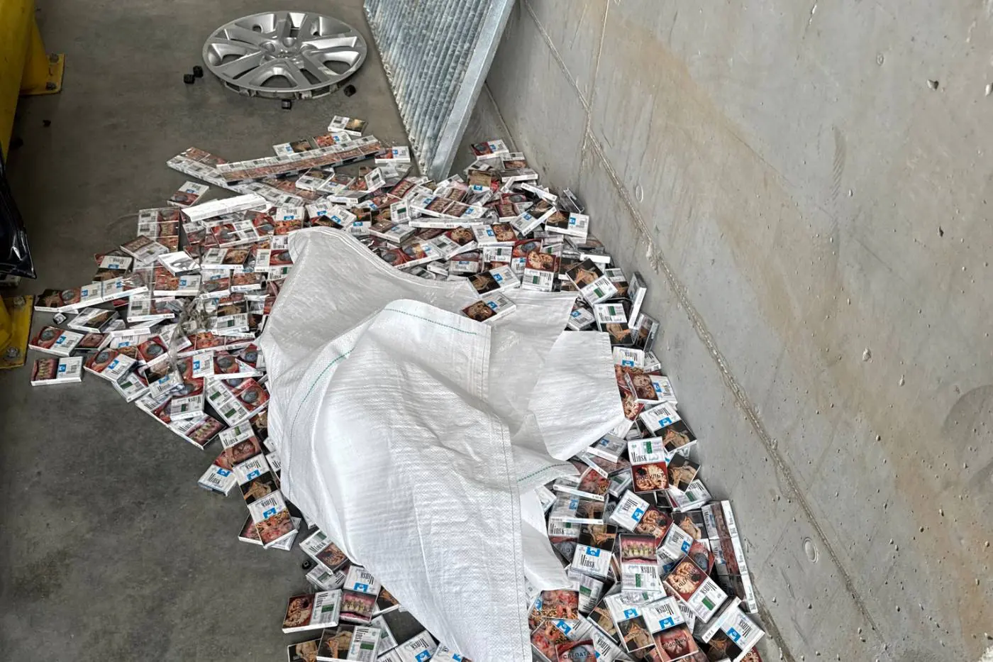 Белорус спрятал сигареты в скрытых полостях автомобиля — таможня нашла всё