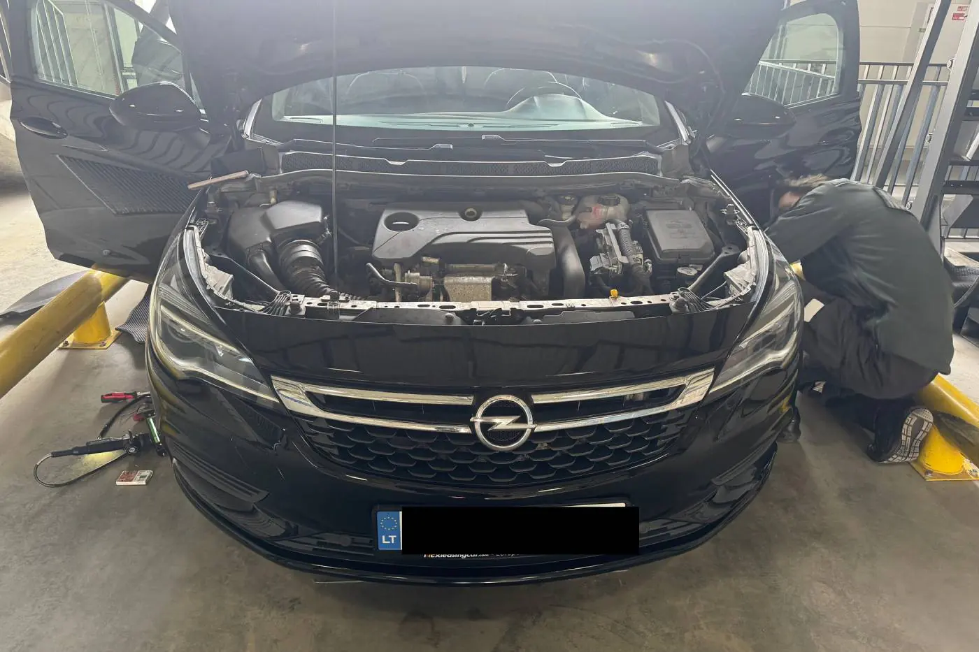 Белорус спрятал сигареты в скрытых полостях автомобиля — таможня нашла всё