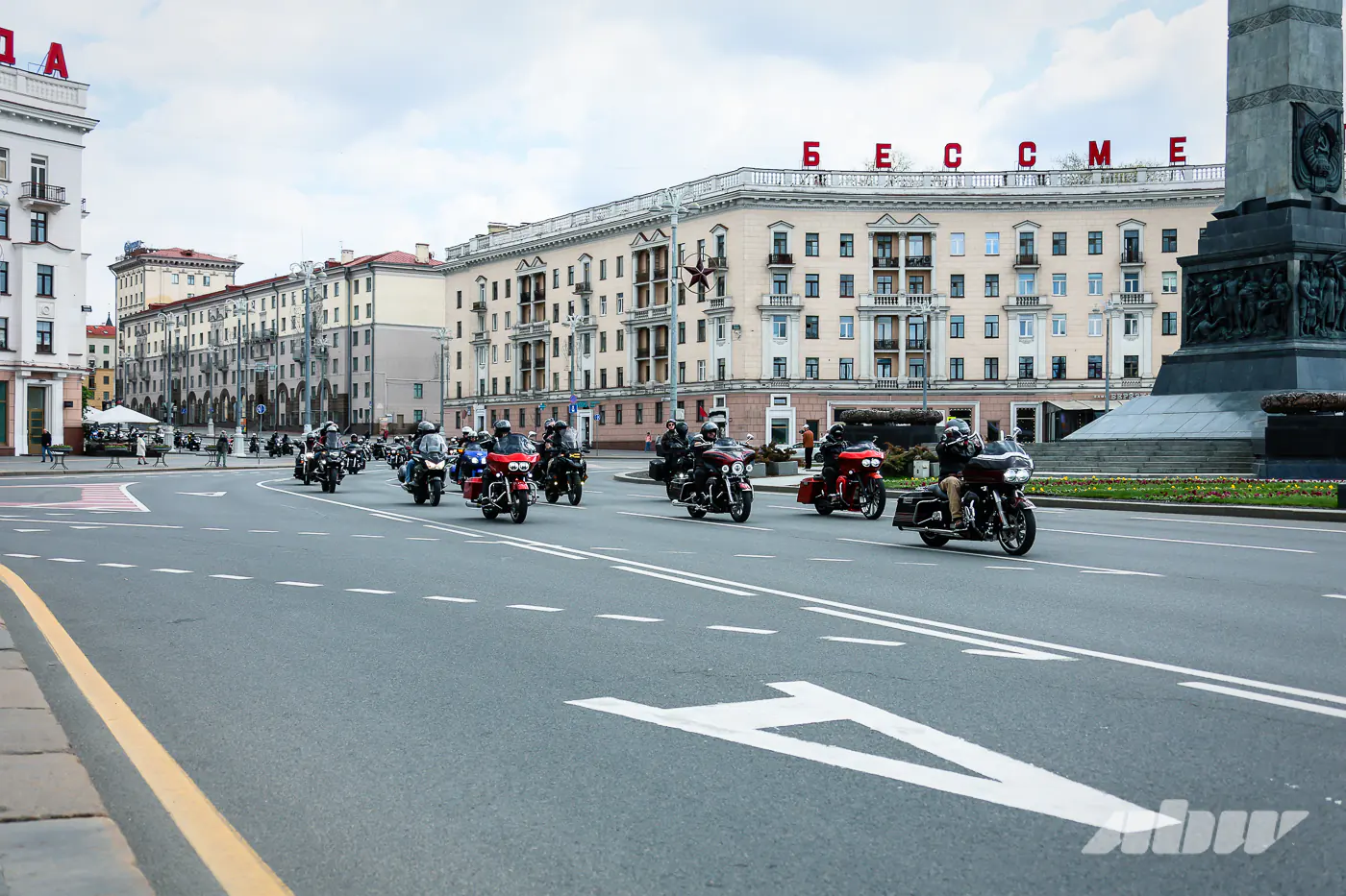4000 байкеров, редкие мотоциклы и зрелищный парад: как прошло открытие мотосезона в Минске