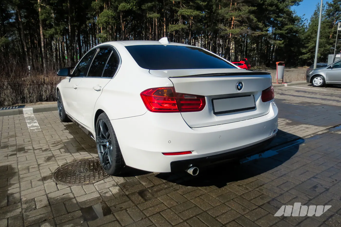 BMW_F30_сзади_слева
