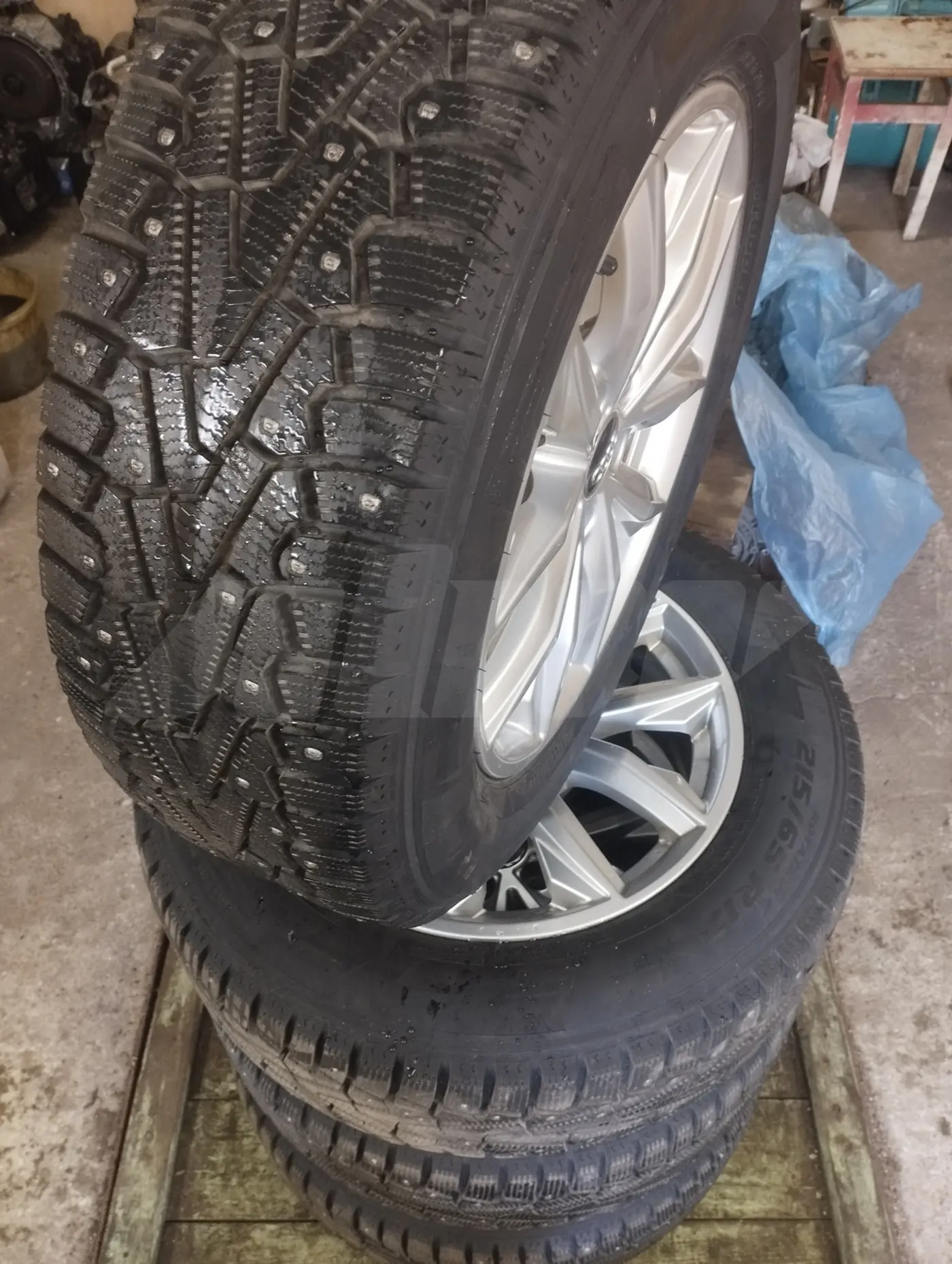 R17 215 65 Pirelli Ice Zero