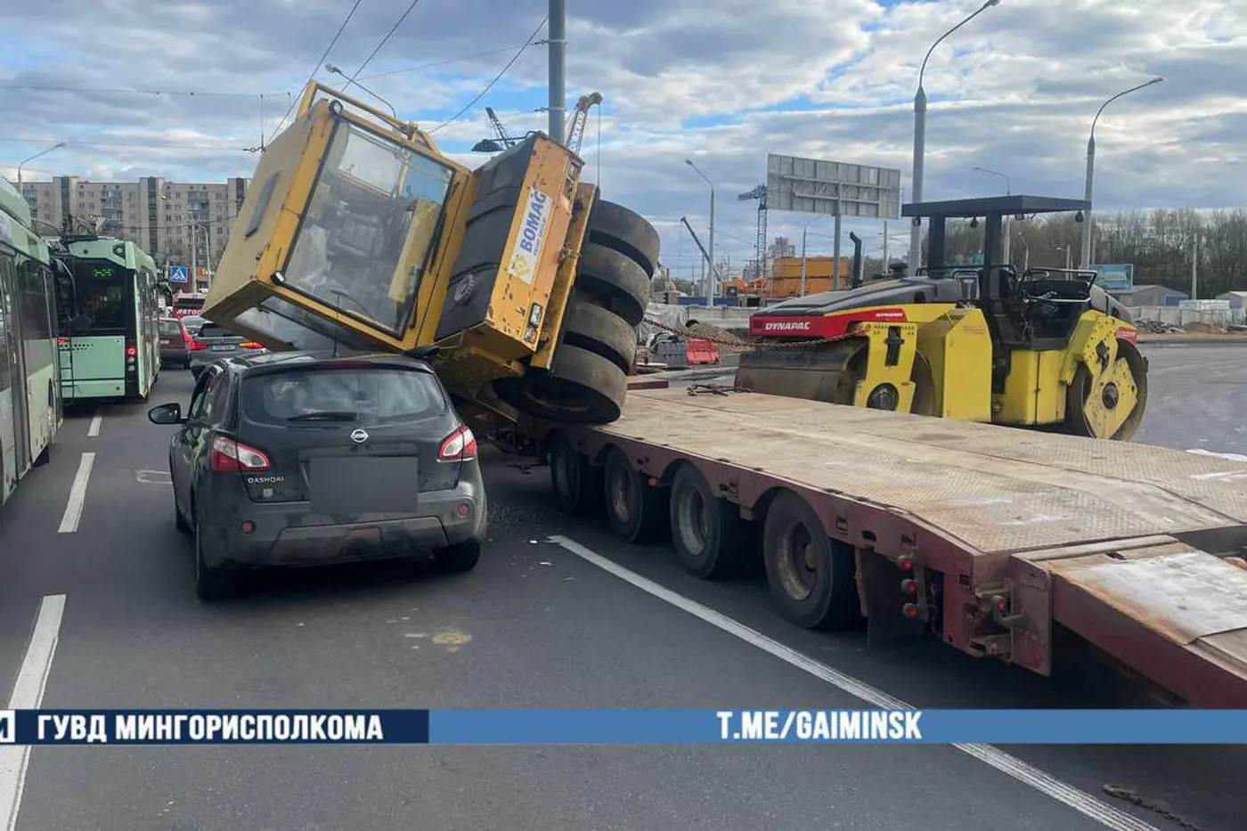 В Минске каток упал на легковушку – это попало на видео