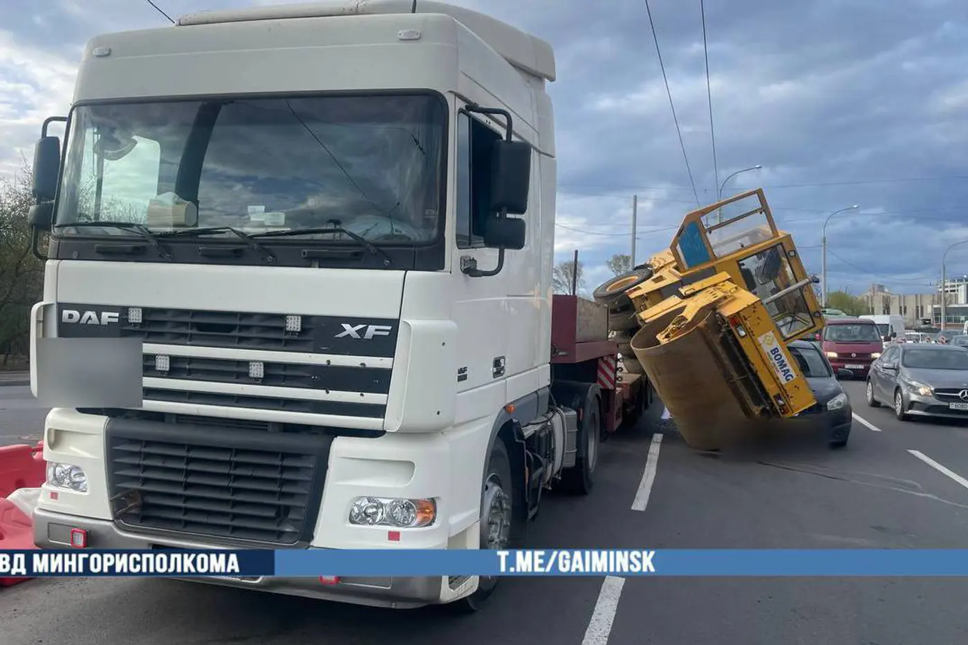 В Минске каток упал на легковушку – это попало на видео