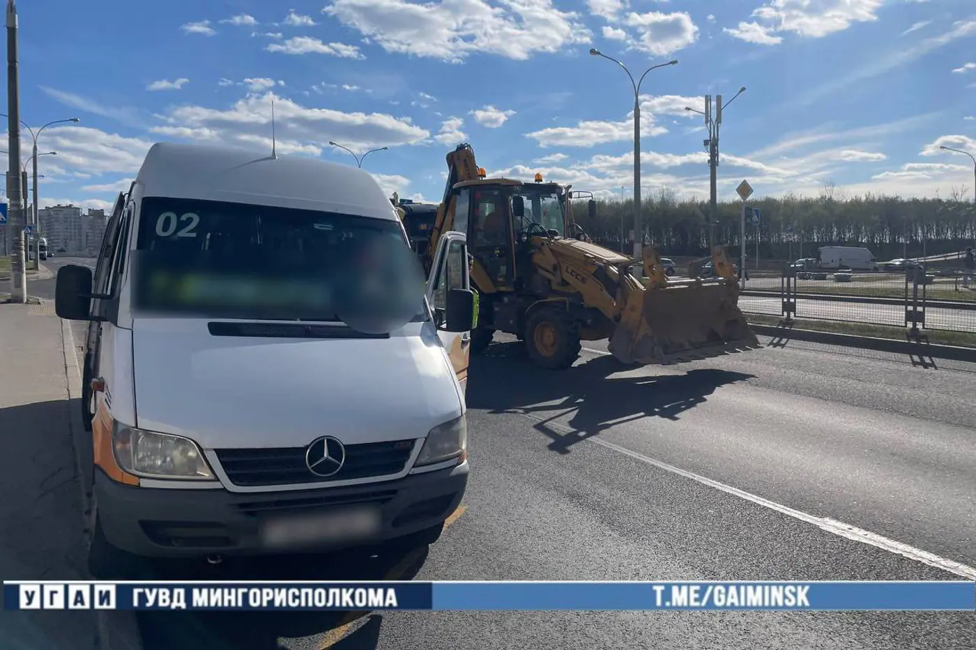 ДТП с маршруткой и погрузчиком в Минске – пассажир в больнице
