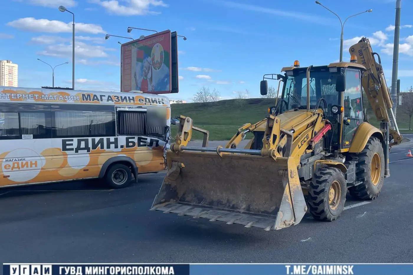 ДТП с маршруткой и погрузчиком в Минске – пассажир в больнице